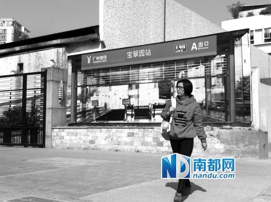 不少行人將這幅畫(huà)誤認(rèn)為是真地鐵站。南都記者 單小亮 攝