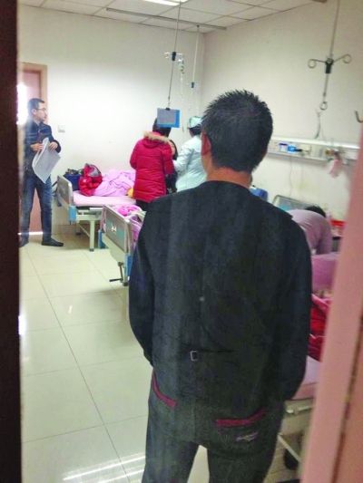 男孩一家神情凝重。