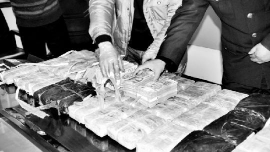 警方收繳的毒品和毒資。警方供圖