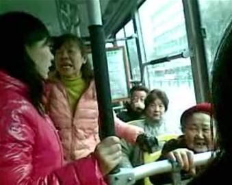 女孩沒給老太讓座被人批。