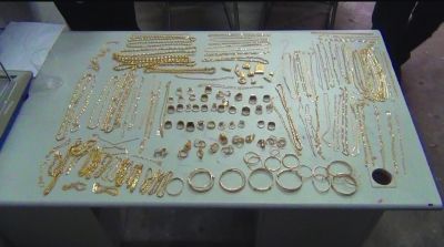 警方追回的被搶金首飾，有172件，2200多克。其余的都被嫌疑人變賣，用來購(gòu)買手機(jī)的汽車。