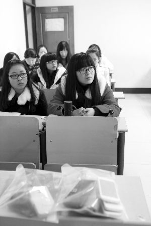 在限時(shí)斷網(wǎng)前，江大已有發(fā)起拒絕手機(jī)低頭族活動(dòng)，圖為設(shè)立了手機(jī)暫存袋的課堂 吳奕 攝