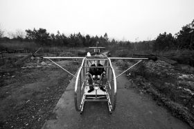 3月12日，汨羅白塘鄉(xiāng)趕洲村，李厚勝坐在他的“魚鷹直升機(jī)”上。圖/記者謝長貴