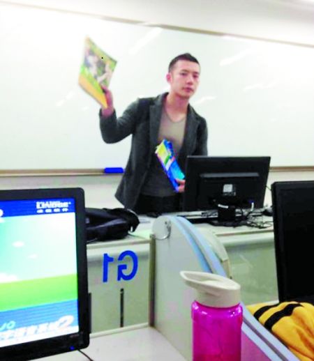 讓甘麟翰爆紅的，就是這張商學(xué)院大一學(xué)生在課堂上拍攝的照片。