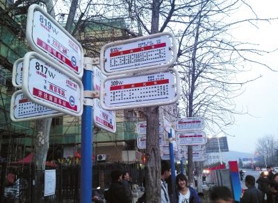 3月16日，江蘇省南京市，眾多乘客在“火車站廣場(chǎng)東”站臺(tái)候車。圖/東方IC