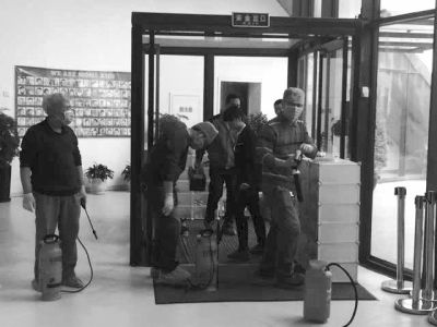 相關(guān)人員正在對(duì)園區(qū)消毒。讀者供圖