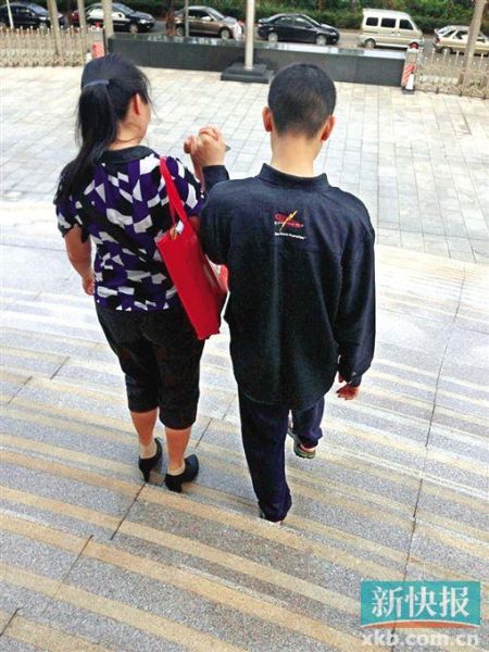 李星兒與媽媽蔣女士牽手走出法院。 新快報(bào)記者 張國鋒/攝