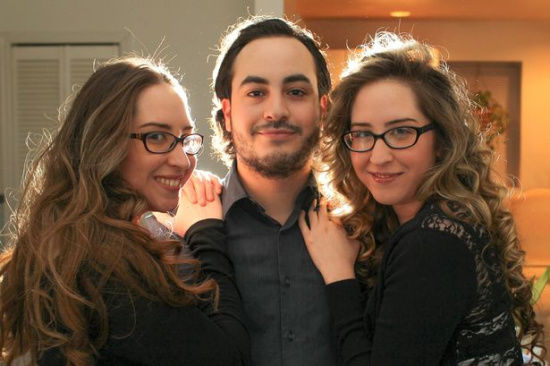 雙胞胎姐妹“共享”男友男子稱(chēng)享齊人之福（圖）