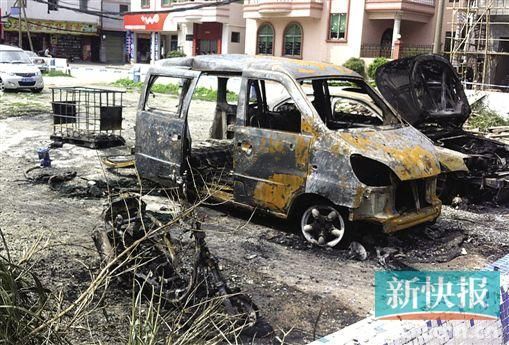 涉事面包車燒剩鐵殼。