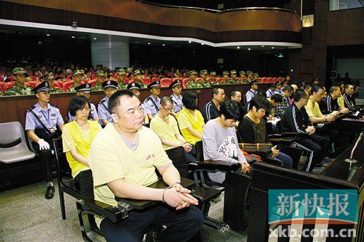 ■蔣洪偉(左一)等二十幾名被告被指控犯集資詐騙罪,昨日集體過堂?！　?鄭朝暉/攝