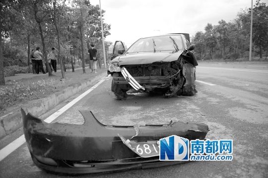 男子搶的比亞迪轎車車頭損毀嚴(yán)重。