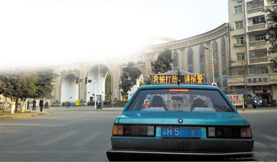 前天傍晚，石柱縣城內(nèi)，譚師傅開(kāi)著“我被打劫，請(qǐng)報(bào)警”的出租車載客，市民看到后紛紛報(bào)警。網(wǎng)絡(luò)截圖