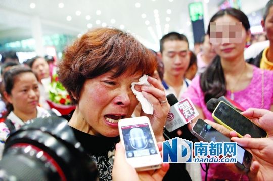 昨日，被拐25年的翁女士(粉紅色衣服者)與生母在深圳機(jī)場(chǎng)見(jiàn)面。