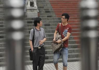 駱嘉文的父親一直陪同。