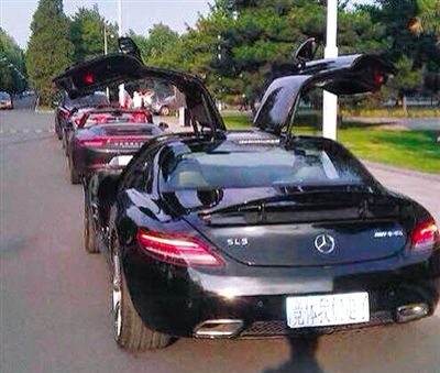 近日，一組“北體大畢業(yè)典禮豪車云集堪比車展”組圖在網(wǎng)絡(luò)爆紅。網(wǎng)絡(luò)截圖