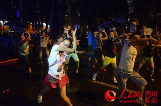 成都大媽暴雨中上演“小蘋(píng)果”快閃