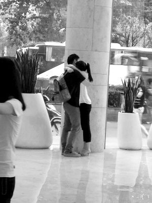 兩人在德基廣場(chǎng)一樓擁抱 圖片來自新浪