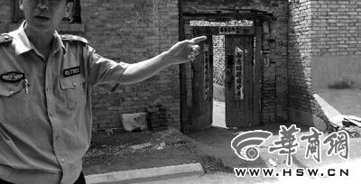 昨日，西安市閻良區(qū)譚家村，警方在孫某家調(diào)查 記者 黃利健 攝