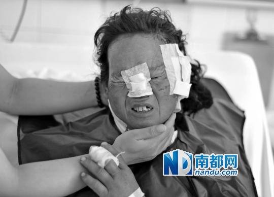 受狼群襲擊受傷較重的村民在接受救治。C FP圖片