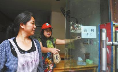 8月14日，市民志愿者體驗(yàn)城管執(zhí)法招呼商家不要亂張貼。