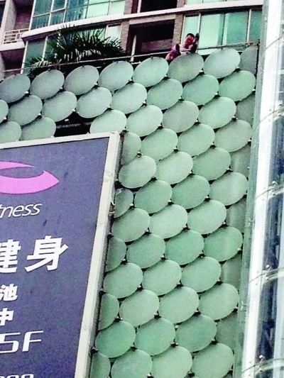 環(huán)亞廣場(chǎng)5樓露臺(tái)上，有一男子揚(yáng)言跳樓。