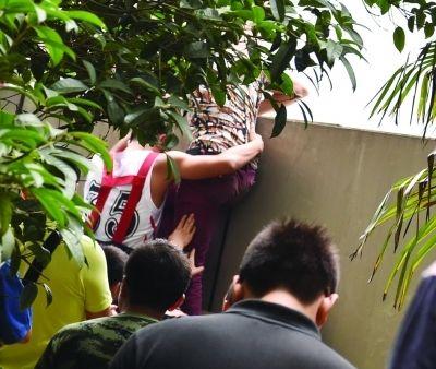 2小時(shí)后，該包工頭終于被抱下來(lái)了。