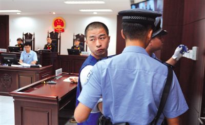 宣判后，馬凱被帶出法庭時，沖著旁聽席上的姐姐喊道：“照顧好媽”。