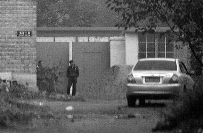 回訪今天上午，小李被困的院子大門緊閉，有人在門口望風