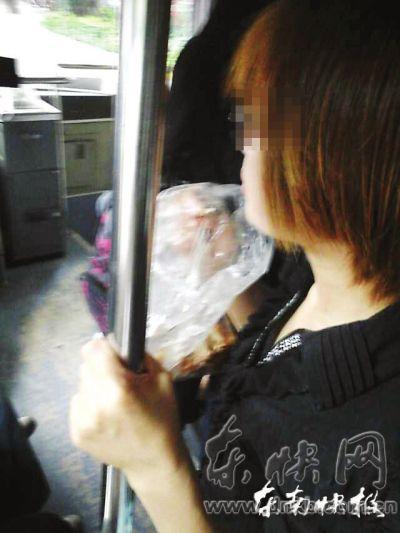 擁擠的公交車內(nèi)，這位姑娘正在嚼螃蟹網(wǎng)友供圖