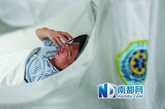 19日，北大深圳醫(yī)院，透過被撕破的工作服，急診科醫(yī)護(hù)人員申洪濤身體多處被醉酒男子抓傷。