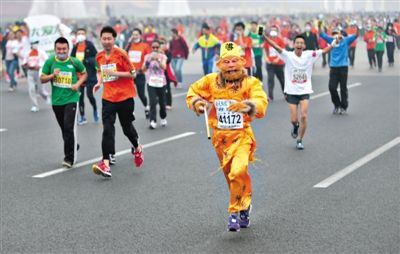 長安街，一名打扮成孫悟空的參賽者在北馬隊(duì)伍里飛奔。 本版攝影/新京報(bào)記者 吳江 李飛 王嘉寧 吳江