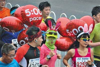 身上綁著氣球的參賽者在參加比賽。