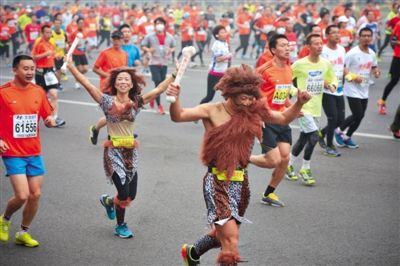 “原始人”打扮的參賽者向觀眾揮手。