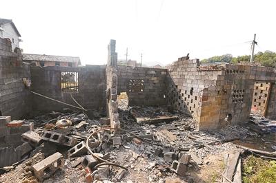 湖南省婁底市婁星區(qū)石井鎮(zhèn)山泉村橋溪港煤礦設(shè)備被搶劫一空，形成了廢墟