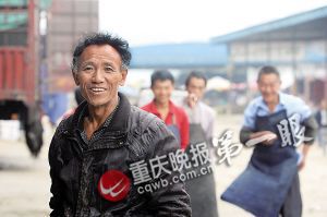 唐再海因為皮膚黝黑，工友們都打趣地稱呼他為“非洲人”。