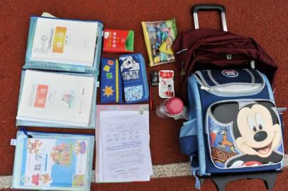 重7.8公斤的書包內(nèi)所裝物品。