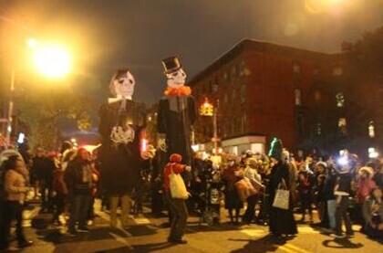 年底將近，派對集中，如何讓子女免受不良人士的侵犯，家長需要警惕并提醒子女注意。（美國《世界日報(bào)》/黃伊奕 攝）