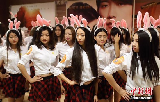 11月11日晚，一百位統(tǒng)一打扮的“兔女郎”現(xiàn)身南京新街口，逛街看電影玩快閃，走到哪里都被圍觀。