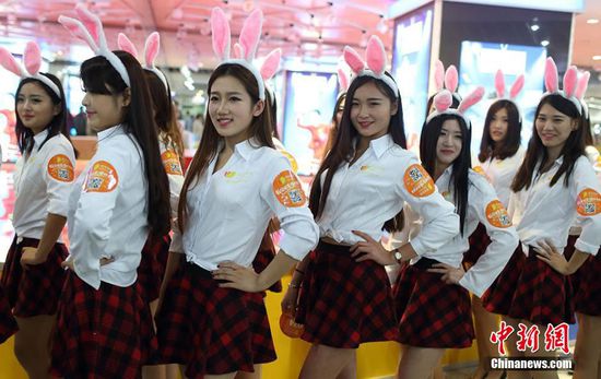 11月11日晚，一百位統(tǒng)一打扮的“兔女郎”現(xiàn)身南京新街口，逛街看電影玩快閃，走到哪里都被圍觀。