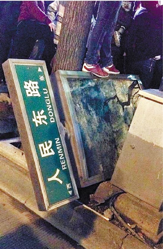 路牌都踩翻，還有人上了樹，城管不出手，也確實(shí)不大合適。