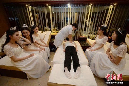 湖南十大?；w到足浴店學(xué)理療按摩(圖)