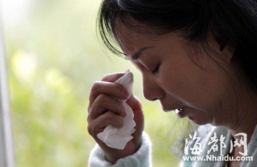 小梅的媽媽看到女兒發(fā)來的信息，就忍不住落淚