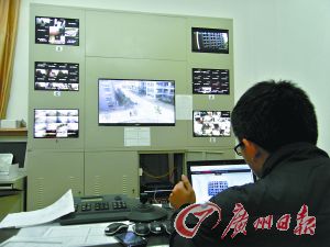 監(jiān)控室就可以看到男生宿舍樓的情況。