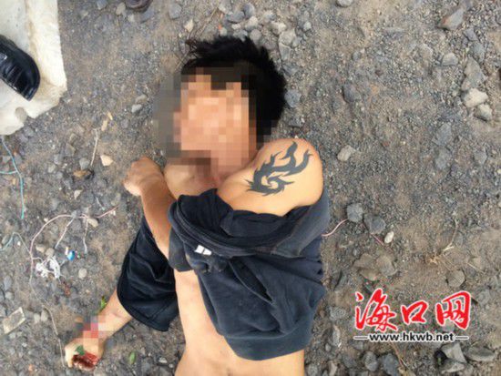 死亡的男子，左手手臂上有紋身