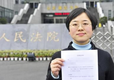 12月3日，起訴代理人出示公訴書。