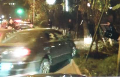 作案嫌疑車輛竄上綠化帶。（據(jù)警方視頻截圖）