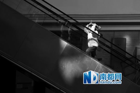 12月12日上午，正佳廣場內(nèi)，任淘淘在扶梯上奔跑玩耍。
