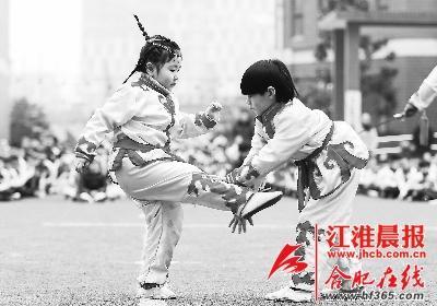 兩名小朋友在進(jìn)行武術(shù)對(duì)打表演。