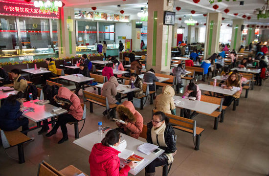 圖為在食堂內(nèi)復(fù)習的學生。