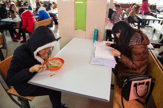 圖為在食堂內(nèi)復(fù)習的學生。